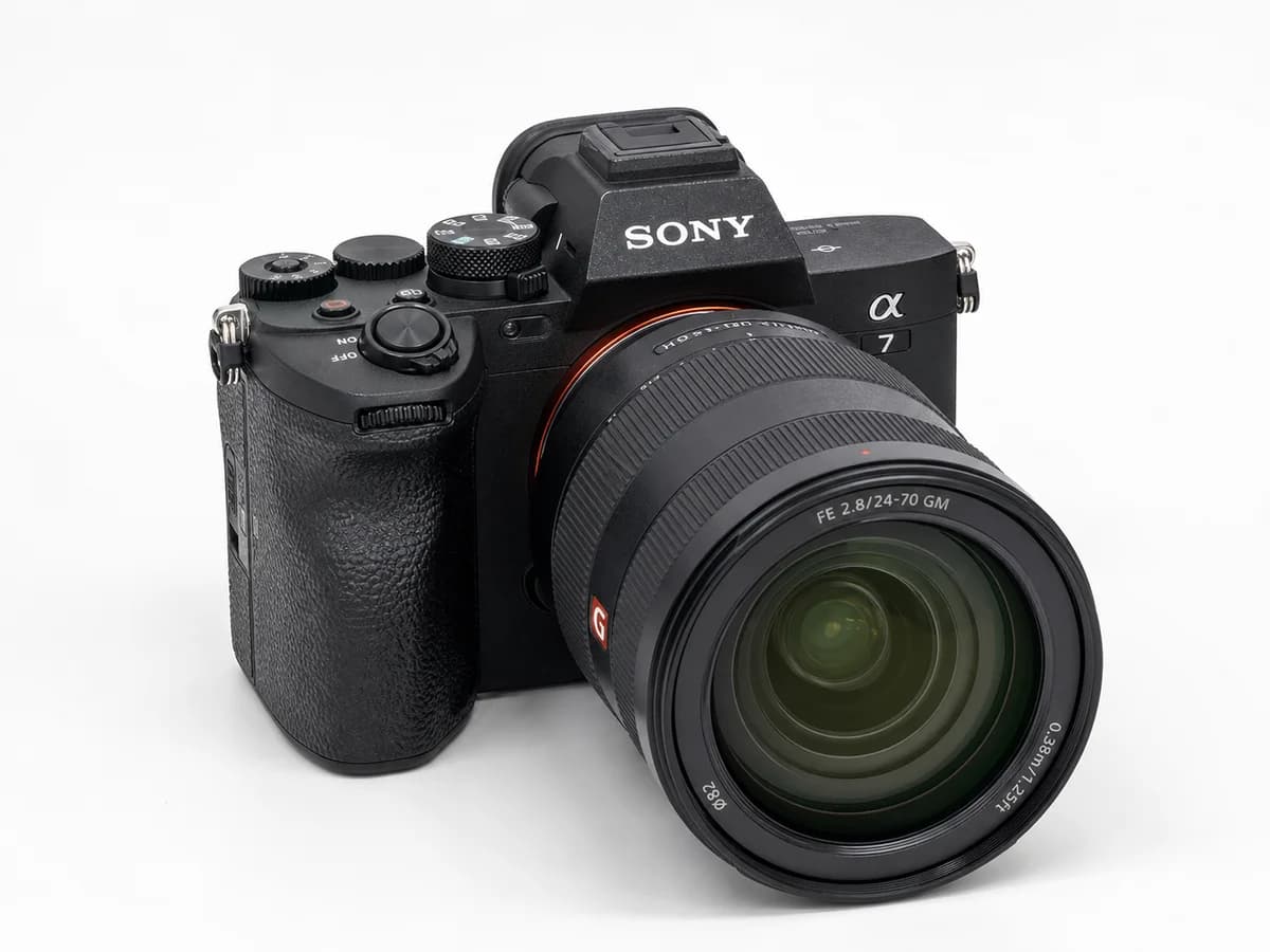 Sony Alpha 7 IV + FE 24–70mm F2.8 GM, б/у — изображение товара
